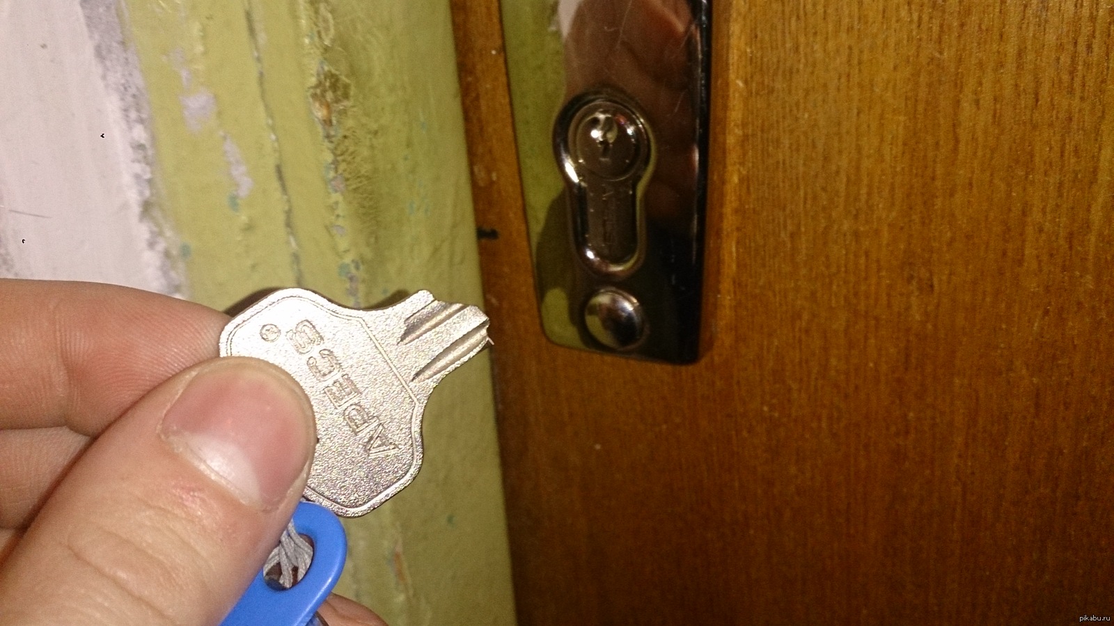 Есть замок нет ключа. Сломанный ключ в замке. Ключ застрял в замке. Сломанный ключ в двери. Сломанный замок входной двери.